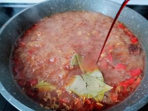 加入生抽3勺、老抽1勺。