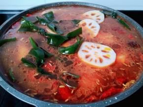 再加入鸭头、藕片、海带结大火煮沸中火卤1小时。