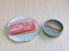 首先将培根从中间切开，一切儿，牙签开水泡5分钟。