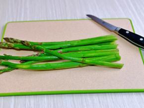 处理芦笋，冷水冲洗干净，把根部切掉。