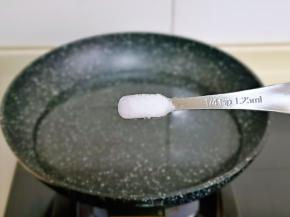 锅中加入纯净水，再加入2克食用盐大火烧开。