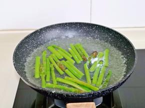 水开后下芦笋，大火煮30秒捞出。