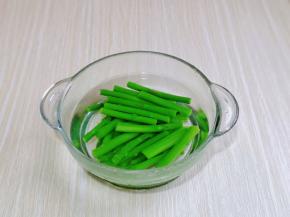 捞出后立即锅冷水，这样的芦笋颜色好看。