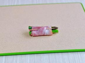 由下往上卷起来，再用牙签固定住。