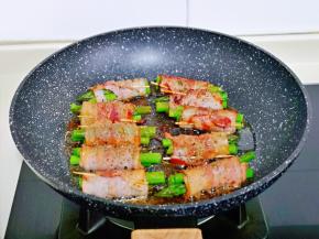 撒上黑胡椒，稍微晃动锅，小火煎片刻出锅。