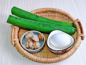 准备食材，我的这根丝瓜是一根，我还掰开了，以为它实在太长了……