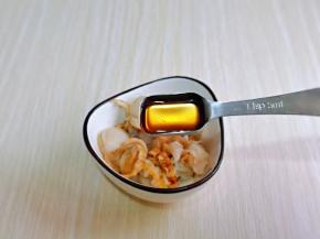 扇贝肉放入小碗中，加入料酒抓拌均匀，腌制10分钟。