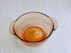 鹅蛋磕入碗中，加入1克十三香，1克盐，用筷子打散。