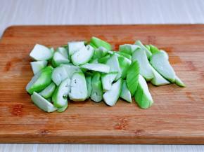 是她去皮，洗干净，切菱形块。