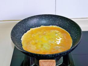 起油锅，倒入蛋液，小火煎。