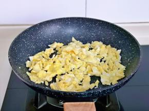 煎至表面凝固后用铲子铲小块，盛出装盘备用。