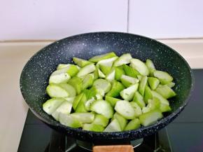 锅中加入适量的油，加入切好的蒜末煸炒出香味，再加入丝瓜煸炒。