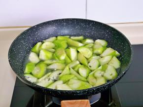 加入半小碗纯净水。