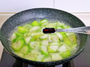 加入1小勺生抽。