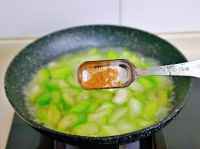 按个人口味加入盐，1克十三香，大火烧开。