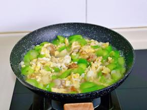 加入煎好的蛋与贝肉，大火煮2分钟关火出锅。