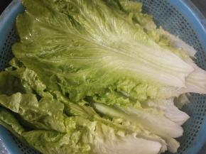 生菜掰开，一片一片洗净