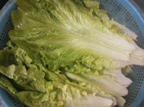 生菜掰开，一片一片洗净