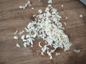 大蒜切成蒜末，不用切太细