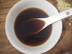 2勺生抽，1勺蚝油，少许白糖，小半碗温水，搅拌均匀