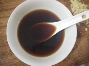2勺生抽，1勺蚝油，少许白糖，小半碗温水，搅拌均匀