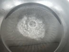 锅中加入适量热水，放入适量的盐，用筷子搅一搅