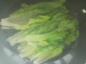 水开，盐化后，放入洗净的生菜