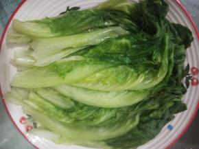 焯烫至生菜变软，捞出沥干水分，码在盘里