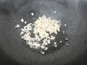 另起锅，加油，油热后，下入蒜末，煸炒至香