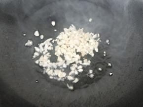 另起锅，加油，油热后，下入蒜末，煸炒至香