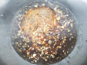 加入调料汁，将其煮开