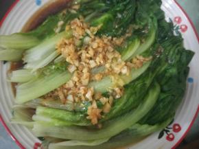 将煮好的酱汁，浇在码好的生菜上，就可以啦