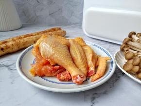 选择土鸡炖与菌菇一起炖汤特别鲜美。