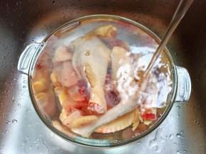 把土鸡的杂质清洗一下。