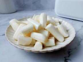 山药削皮切成段。