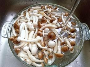 把菌菇尾部切掉清水冲洗干净。