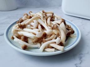 清洗好的菌菇放碗里备用。