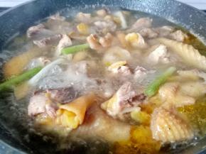 土鸡焯水五分钟。