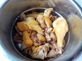 把土鸡放入锅里。