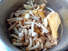 加入清洗好的菌菇。