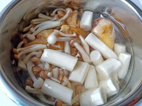 水的量没过食材就可以，开启煮粥键开始炖汤。