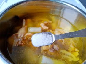 炖好的鸡汤加盐与生抽调味。