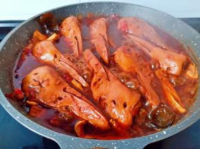 煮好的鸭头关火焖一会味道更好！