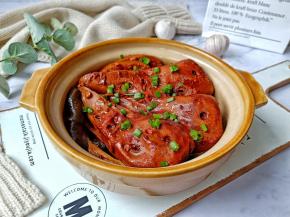  做好的鸭头与配菜，家人吃了直接竖大拇指。酱香浓郁，一锅都不够分！万能卤味配方可以卤一切想卤的美食！卤味拼盘是追剧最佳标配，香辣刺激停不下来，再来一根香脆可口的黄瓜直接蘸原酿好酱葱伴侣六月香豆瓣酱，那叫一个爽，再搭配一瓶爽口的啤酒，岂不美哉！