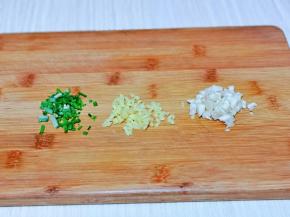 葱姜蒜去皮切碎。