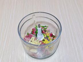 切好的猪肉加入绞肉机中，再加入切好的葱姜蒜。