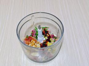 按个人口味加入盐，十三香，生抽，料酒，蚝油。