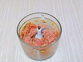 启动绞肉机，绞成肉馅。