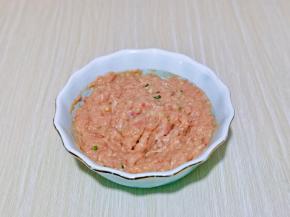 取出肉馅，放入器具中，淋上少许食用油，搅拌均匀。