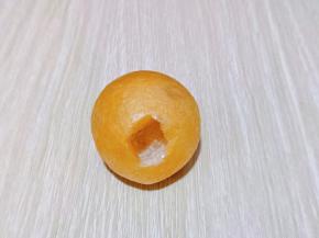 取一个油面筋，用手指挖一个洞洞，手指可以在里面转一圈，将里面清空。